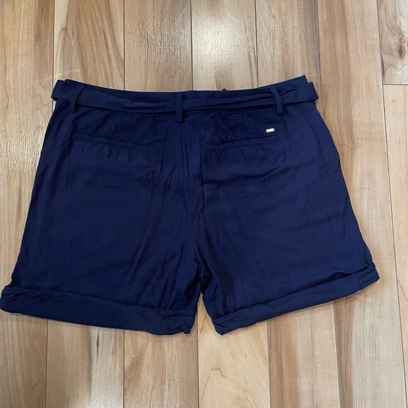 Tommy Hilfiger Shorts - Picture 2 of 4